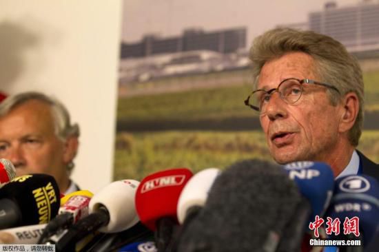 7月17日，在荷蘭阿姆斯特丹斯希普霍爾機場舉行的的新聞發(fā)布會上，馬航歐洲區(qū)負責人介紹情況。
