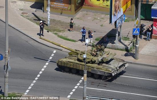 當(dāng)?shù)貢r間7月21日,烏克蘭政府軍和民間武裝在頓涅茨克機場火車站附近發(fā)生激烈交火,火車站附近街道受到炮