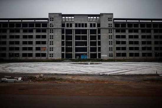 2014年7月11日，安徽省宿州市蕭縣，空置廢棄的縣政府新大樓。 澎湃新聞 楊一 圖