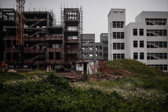 2014年7月11日，安徽省宿州市蕭縣，荒棄的政府新辦公樓前荒草一片。 澎湃新聞 楊一 圖