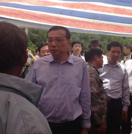 走進(jìn)帳篷，總理就握住蔡官耀的雙手說：“不行，這個(gè)帳篷太簡(jiǎn)易了”。說完這句，叮囑蔡官耀，“不能回家住”