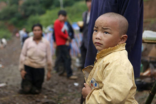帳篷有限，尚有不少村民沒(méi)有地方躲雨。澎湃新聞 程藝輝 圖