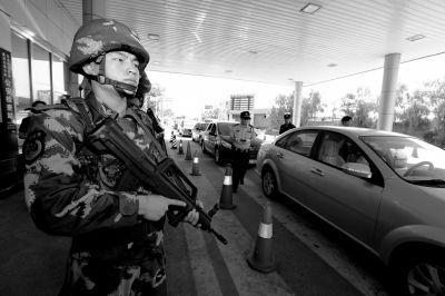 武警持槍警戒進(jìn)駐檢查站。