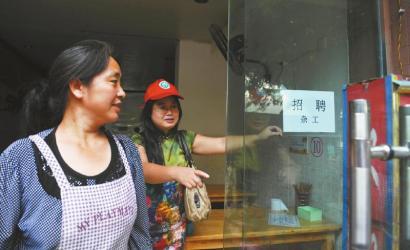 8月14日，市民志愿者體驗城管執(zhí)法招呼商家不要亂張貼。