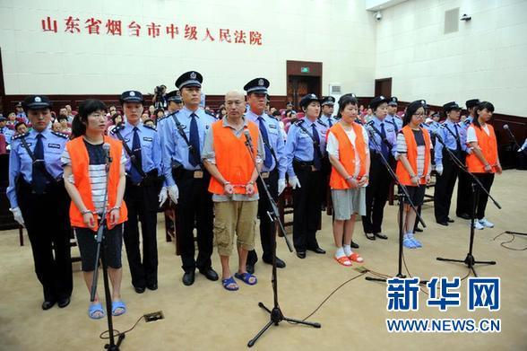 8月21日，被告人張帆、張立冬、呂迎春、張航、張巧聯(lián)到庭。法庭逐一核對被告人身份。