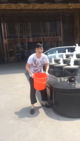 王思聰在進(jìn)行冰桶挑戰(zhàn)。