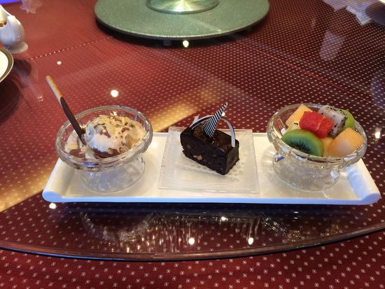 西點(diǎn)水果拼盤、巧克力布朗尼、冰淇淋。 花惠生