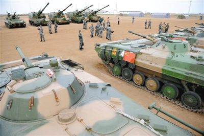 8月21日,在朱日和基地,中外參演部隊(duì)代表在裝備展覽交流活動(dòng)現(xiàn)場參觀中國人民解放軍裝備。