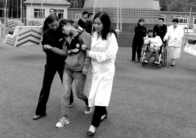 朝陽公園開展大型游樂設(shè)施應(yīng)急演練。