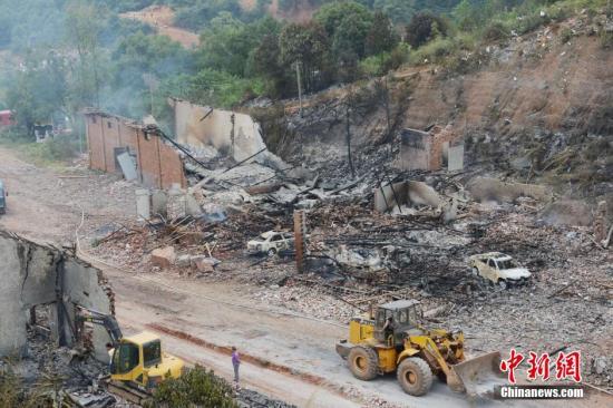 9月23日上午，花炮廠清理工作正在進(jìn)行，山谷內(nèi)的廠房已被爆炸夷為平地。中新社發(fā) 楊華峰 攝