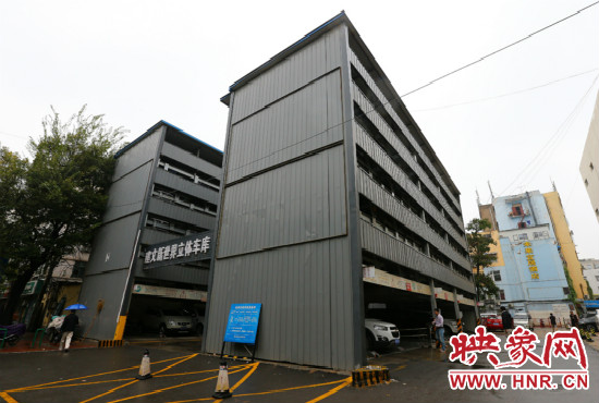 目前，市區(qū)內(nèi)的停車場數(shù)量還不能滿足廣大市民的需求。