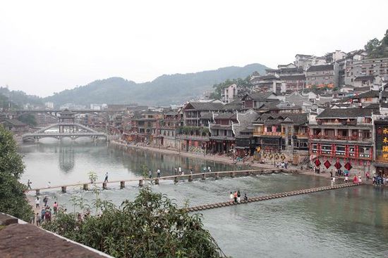 鳳凰古城以被吐槽七次高居最想吐槽榜榜首，而這七次吐槽全部來自在鳳凰古城隨機(jī)采訪的10名游客中。