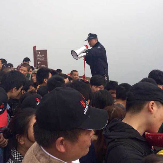 八達嶺長城上保安在維持秩序。