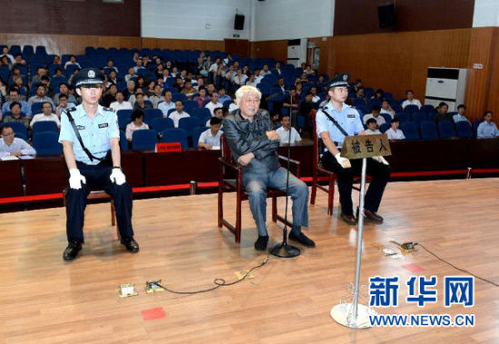 9月29日，方廣云在庭審現(xiàn)場。當(dāng)日，“合肥房叔”腐敗窩案核心人物方廣云在安徽省廬江縣出庭受審。 新華社記者 郭晨 攝