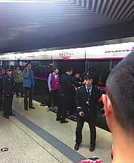 昨日18時(shí)57分，北京地鐵5號(hào)線惠新西街南口一女子遭遇不幸。昨晚9時(shí)記者在中日友好醫(yī)院發(fā)現(xiàn)女子已不幸身亡，女子遇險(xiǎn)是被夾在安全門和地鐵門中間，列車啟動(dòng)后掉下站臺(tái)。