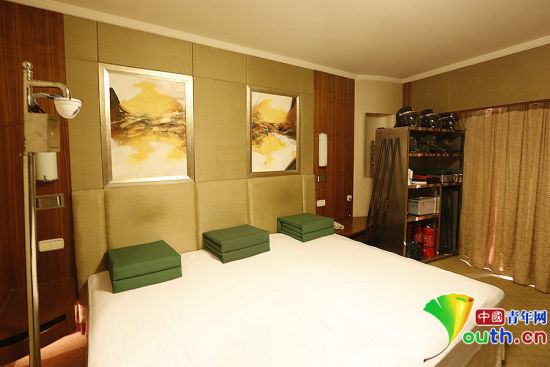 雖然在五星級(jí)飯店房間駐守，但武警官兵自帶被褥及生活用品，將兩張單人床拼成三人通鋪使用。