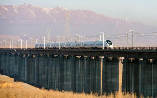 11月16日，從烏魯木齊南站首發(fā)的D8602次列車(chē)駛往哈密。