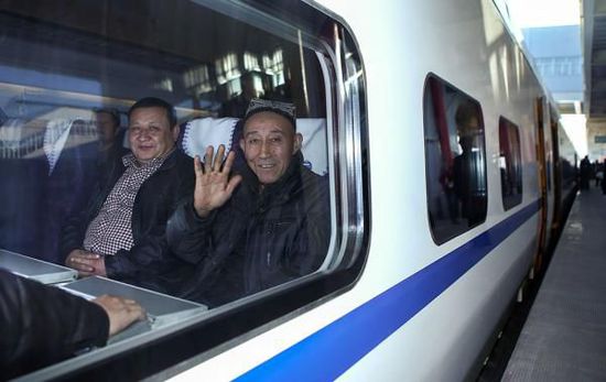 11月16日，旅客乘坐從烏魯木齊南站首發(fā)的D8602次列車(chē)。