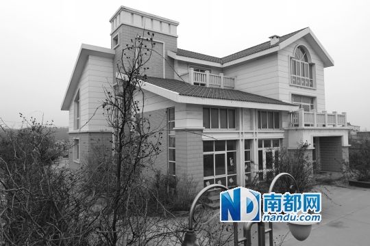 　馬超群在赤土山村村委會(huì)旁的別墅，就是以“自來水維護(hù)站”的名義拿的地。