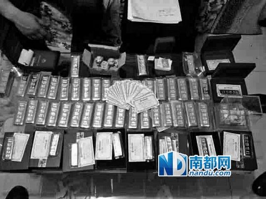 　馬超群家中金條清點(diǎn)現(xiàn)場(chǎng)。