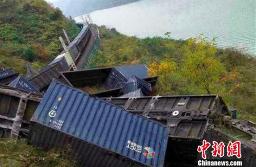 圖為脫軌現(xiàn)場(chǎng)。通訊員 毛毛 攝