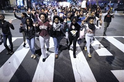 　24日，美國華盛頓，民眾在白宮前參加示威，抗議不起訴槍殺黑人青年的白人警察。