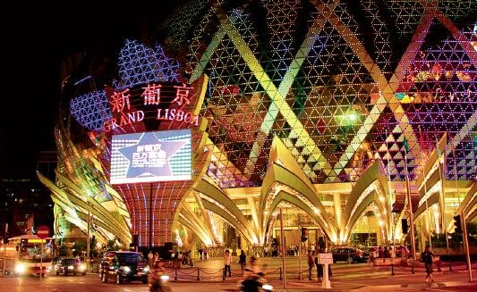 　澳門賭場(chǎng)貴賓廳的冷清，在許多人看來(lái)，是當(dāng)?shù)亟?jīng)濟(jì)轉(zhuǎn)型的好機(jī)會(huì)。