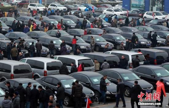 2015年1月25日，首批國家和中央機關(guān)取消的公務(wù)用車在北京亞運村汽車交易市場拍賣。106輛公務(wù)用車