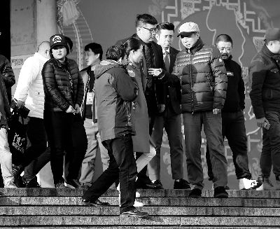 彩排后，高曉攀、尤憲超和不知名女演員聆聽馮鞏總結(jié)訓(xùn)話