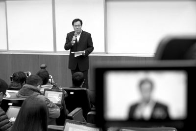 2月8日，在臺(tái)北福華會(huì)館，復(fù)興航空代表劉忠繼向媒體介紹家屬說(shuō)明會(huì)溝通情況。新華社發(fā)