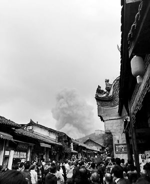 成都龍泉驛區(qū)洛帶古鎮(zhèn)的游客拍到爆炸瞬間濃煙滾滾。