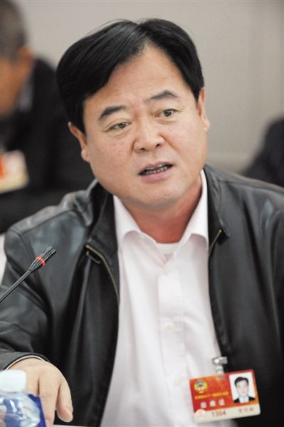 　政協(xié)委員、中國(guó)通用技術(shù)集團(tuán)董事長(zhǎng)賀同新稱(chēng)，按照2014年的數(shù)字，他的薪水下降了近50%。圖/CFP