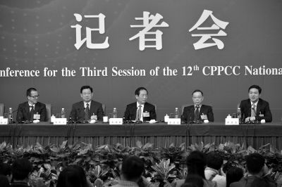 昨日，政協(xié)十二屆三次會議舉行記者會，五位嘉賓回答中外記者提問。京華時報記者王海欣攝