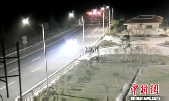 看到車輛經(jīng)過，孩子們便急忙跑到一旁的花圃上。　警方供圖　攝