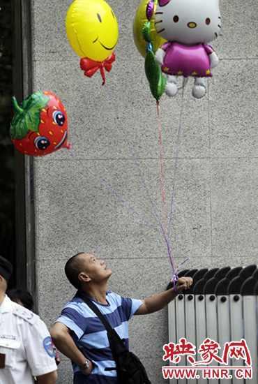 他希望你像hello kitty一樣可愛，露出笑臉。