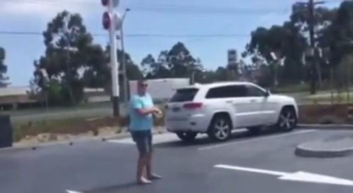 圖一：澳大利亞男子發(fā)飆的樣子被兩個(gè)兒子偷拍，并將視頻取名為“憤怒的老爹”上傳至網(wǎng)絡(luò)。