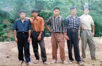 一次外出打工前，田仁信（中）與村里的伙伴合影。田仁信親屬供圖