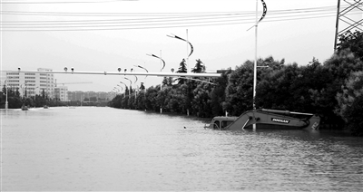 6月28日，南京暴雨致云臺山河漫堤，祿口機場高速雙向封閉 供圖/CFP