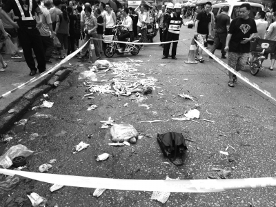 7月11日，群眾在事發(fā)現(xiàn)場外圍觀。新華社發(fā)