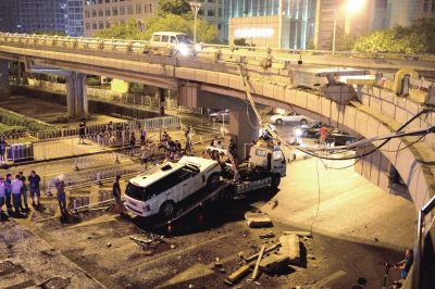 路虎車被扶正后，救援車將其拖離現(xiàn)場。