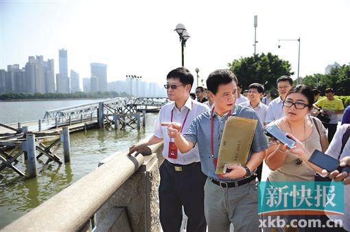 人大代表們在珠江邊現(xiàn)場調(diào)研。