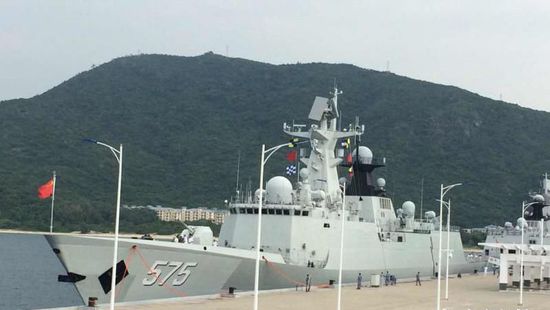 中國(guó)海軍艦艇編隊(duì)12日上午從三亞起航，參加“和平友誼-2015”中馬兩軍首次實(shí)兵聯(lián)演。