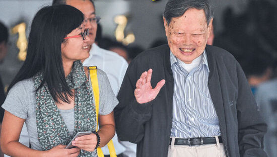 9月18日，楊振寧在合肥參觀中國科大近代物理系時(shí)接受記者采訪。記者卞世鵬/攝