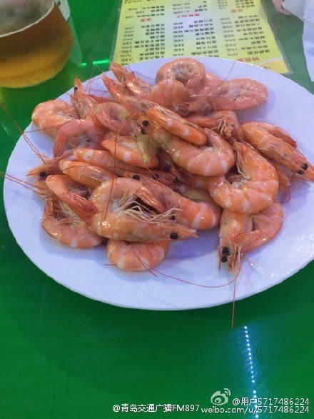 資料圖：網(wǎng)曝青島大排檔宰客，大蝦結(jié)賬時38元1只。