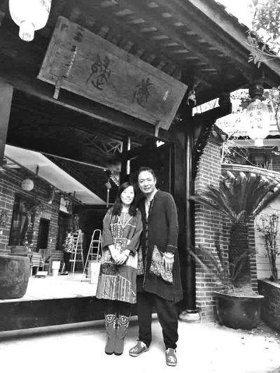 顧少強(qiáng)和丈夫在自己的客棧前合影,作為結(jié)婚照。照片由受訪者提供