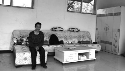 交完彩禮錢，牛志忠?guī)缀跎頍o分文，家里的沙發(fā)、茶幾、衣柜都是凌光輝買的。京華時(shí)報(bào)記者張恒攝