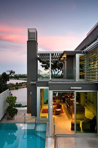 近日，新西蘭華人土豪再次出手，以1010萬(wàn)的價(jià)格購(gòu)買(mǎi)了位于Parnell的一座無(wú)敵海景豪宅。