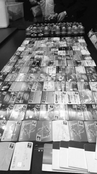 警方在行動中繳獲的地下錢莊持有的銀行卡和手機(jī)、U盾等作案工具。