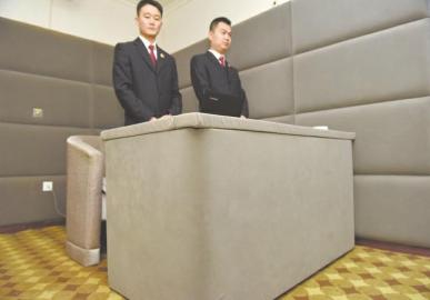 審訊室、居住室內(nèi)的桌椅板凳都進(jìn)行了軟包。