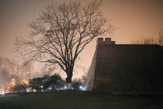 2015年12月20日，北京。霧霾之中，燈光之下的明長(zhǎng)城遺址公園。